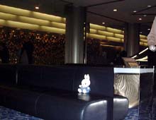 劇場ロビーにて