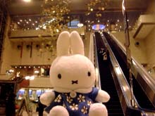 建物ロビーにて