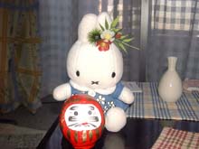 両目入っただるまと記念撮影