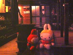 ���낪�ˏ����ɂāi�X�g�[�u�̑O�j