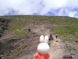 硫黄岳山頂をめざす