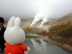 姿見の池に映る噴煙