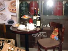 メラニー、カフェでお茶